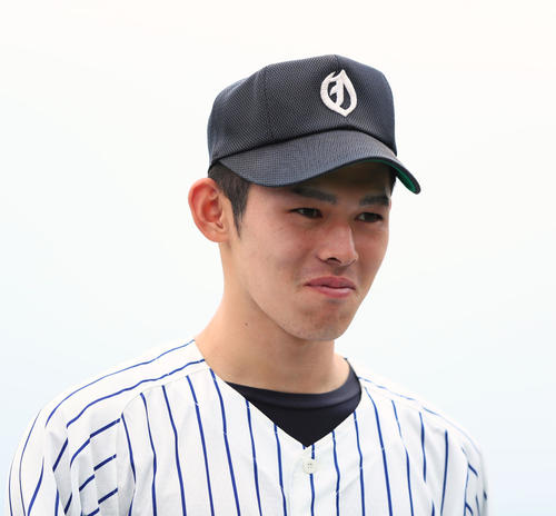 開会式を終え、笑顔を見せる大船渡・佐々木（撮影・足立雅史）