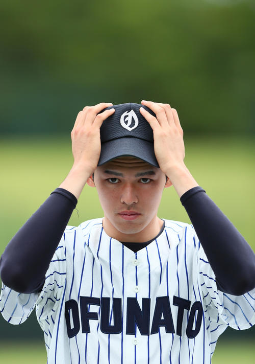 開会式を終え、引き締まった表情を見せる大船渡・佐々木（撮影・足立雅史）