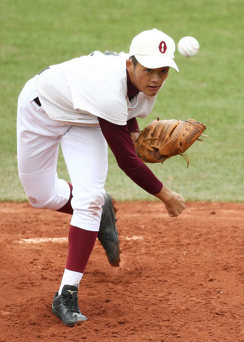 明大中野対大島　先発登板で力投する大島・荒田（撮影・河田真司）