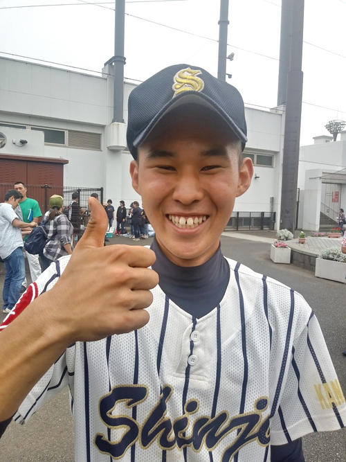 新城対幸　9回に逆転サヨナラ打を放った新城・小田泰誠投手は、サムアップして満面の笑み