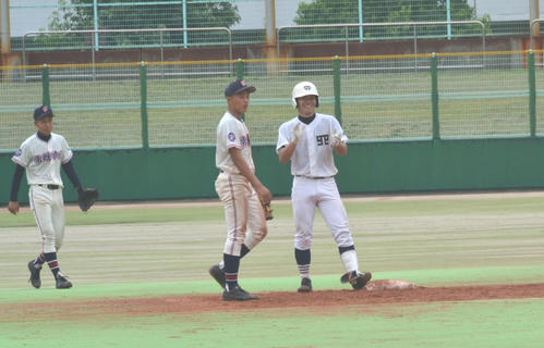 9回1死二塁から逆転の右越え適時二塁打を放った茨木・速水走内野手（撮影・望月千草）
