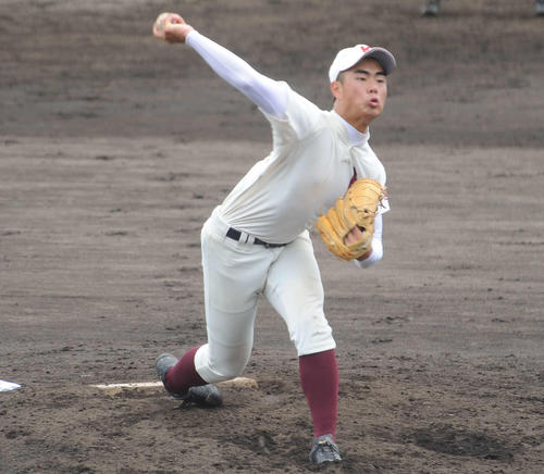 高校野球　福岡大会2回戦　春日対浮羽工　春日の右腕エース坂元創投手が6回途中から登板し3イニングを無安打無失点に抑えた（撮影・浦田由紀夫）