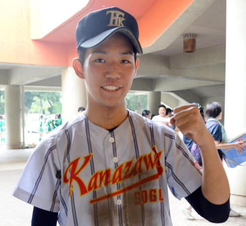 金沢総合対上鶴間　左投げに転向した金沢総合の近藤は初戦突破にガッツポーズ。痛めた右手にはテーピングを施している（撮影・鈴木正章）