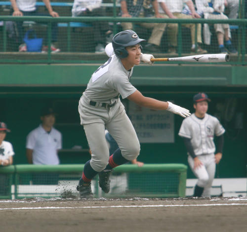 関根学園対中越　1回2死一、二塁で先制の右前適時打を打つ中越・渡辺一塁手
