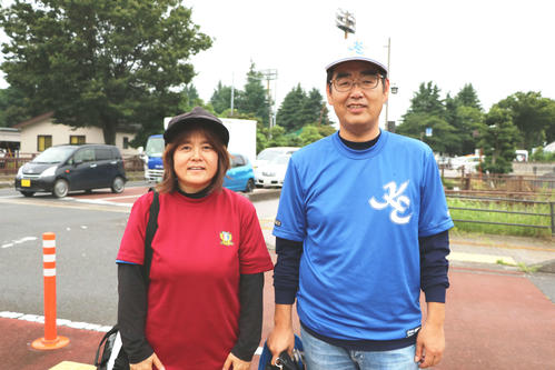 川越工の応援服を着る母清美さん（左）と川越東の応援服を着る父徳彦さん（撮影・佐藤成）