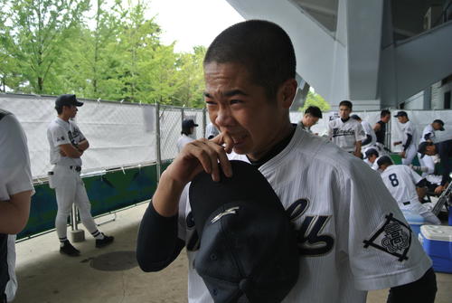 試合後の取材でもひとしきり涙に暮れるたった1人の3年生笠井（撮影・井上真）