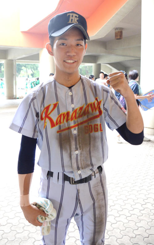 金沢総合対上鶴間　左投げに転向した金沢総合の近藤は初戦突破にガッツポーズ。痛めた右手にはテーピングを施している（撮影・鈴木正章）