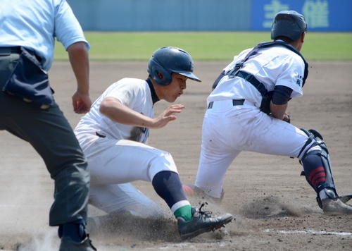 七戸・野辺地対五所川原商　7回表七戸・野辺地2死二塁、寺沢の右前適時打で内山が生還