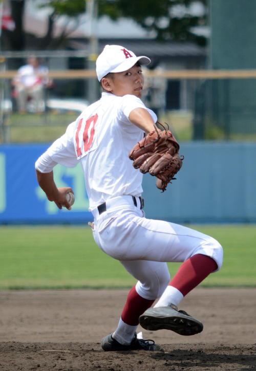 青森西対青森　最終回を3者三振に仕留めた青森・成田