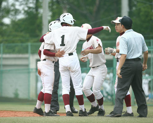 明大中野対大島　5回裏大島2死、打席に立つが右足をつり、ナインに支えられながらベンチへ向かう大島・荒田（中央）（撮影・河田真司）