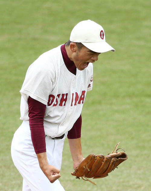 明大中野対大島　1回表明大中野2死満塁、明大中野・吉田を三振に抑えピンチを脱し、雄たけびを上げる大島・荒田（撮影・河田真司）