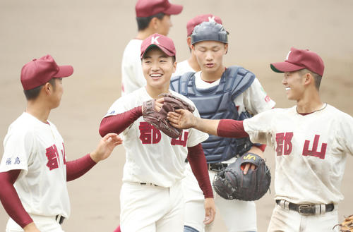 いわき海星対郡山　7回コールド勝利に喜ぶ玉置（中央）ら郡山ナイン（撮影・野上伸悟）