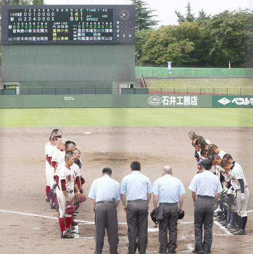 いわき海星対郡山　7回コールドで郡山（左）が勝利。試合時間は1時間40分だった