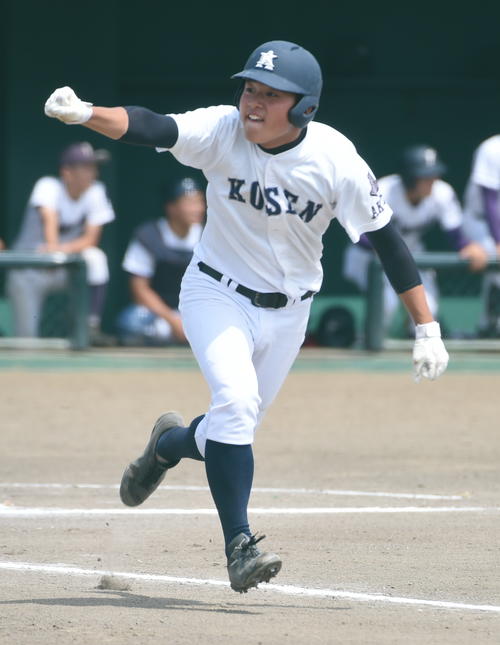 秋田高専対由利工　10回表秋田高専1死一、三塁、決勝打を放ち喜ぶ佐々木