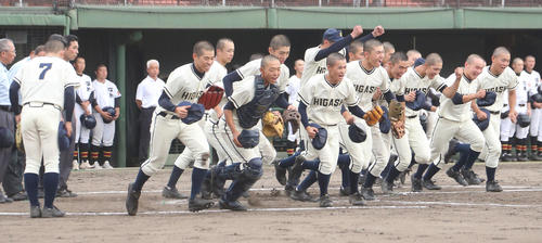 福島東対福島　勝利し応援席に向かって走り出す福島東の選手たち