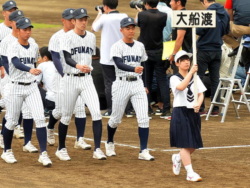 開会式の入場行進で大船渡・佐々木（中央）らを先導してプラカードを持つ盛岡白百合学園・田口怜菜さん
