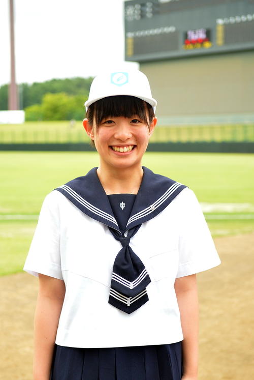大船渡のプラカードを持って佐々木らを先導した盛岡白百合学園・田口怜菜さん（撮影・鎌田直秀）