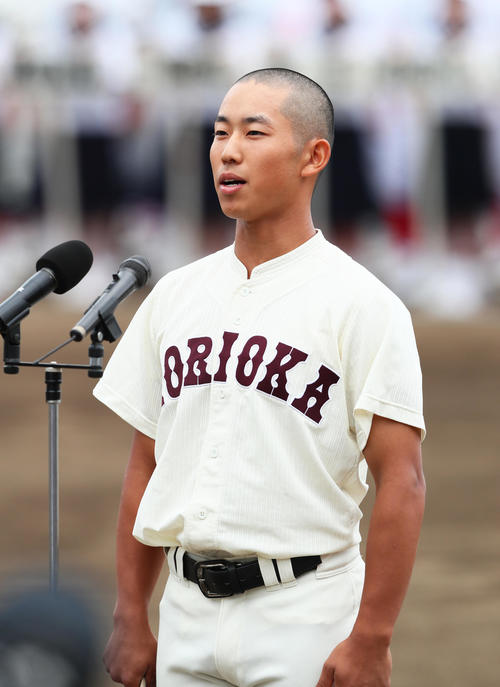 選手宣誓を行う盛岡一・千葉主将