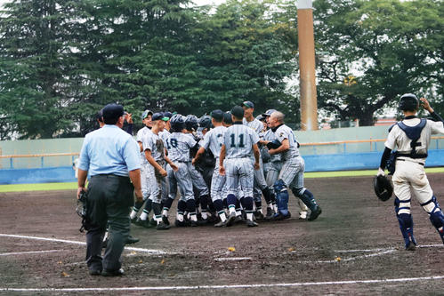 川越初雁対久喜北陽　サヨナラ勝ちし喜ぶ川越初雁（埼玉）のメンバー（撮影・佐藤成）