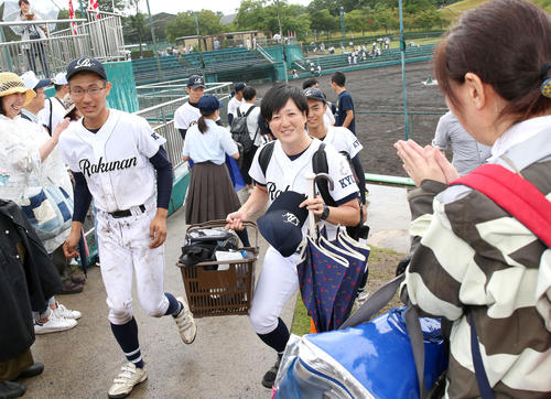 京都大会2回戦・園部対洛南　公式戦初勝利を挙げた洛南の山村監督は選手の親御さん達から祝福を受ける（撮影・上山淳一）