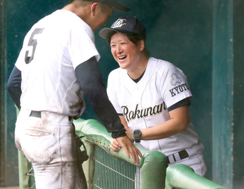 京都大会2回戦・園部対洛南　5回表を抑えたナインたちに笑顔を見せる山村監督（撮影・上山淳一）