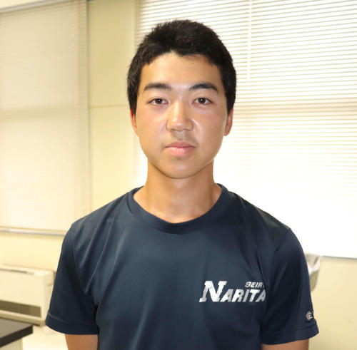成田西陵・佐々木は今年2月に亡くなった養護施設の副園長さんに買ってもらったTシャツを今も大事に着ている（撮影・保坂淑子）