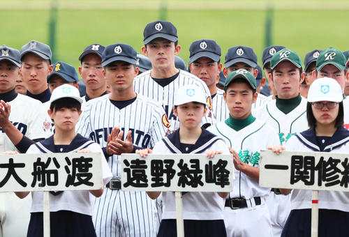 開会式に臨む大船渡・佐々木（中央）ら出場選手たち（撮影・足立雅史）