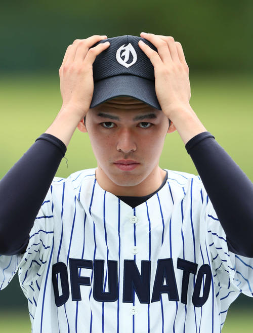 開会式を終え、引き締まった表情を見せる大船渡・佐々木（撮影・足立雅史）