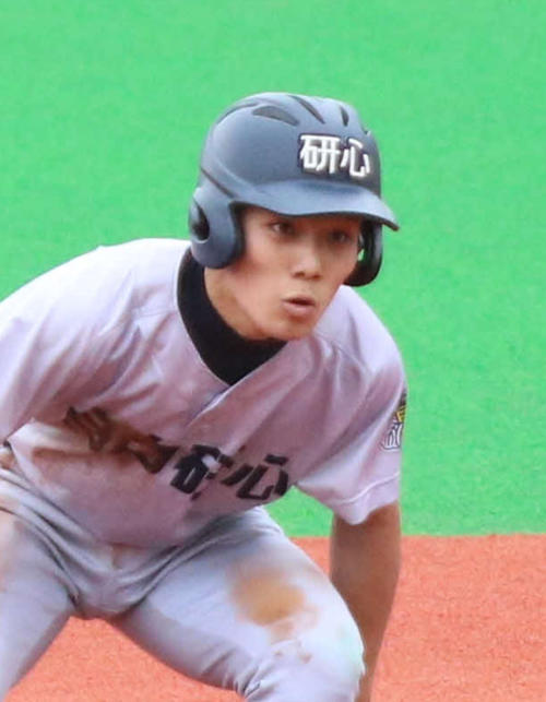 試合前練習で指導陣からサプライズで用意された目白研心のヘルメットが「MK」から「研心」になった（撮影・加藤理沙）