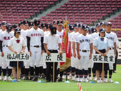 広島大会開会式で黙とうを捧げる選手たち（撮影・磯綾乃）