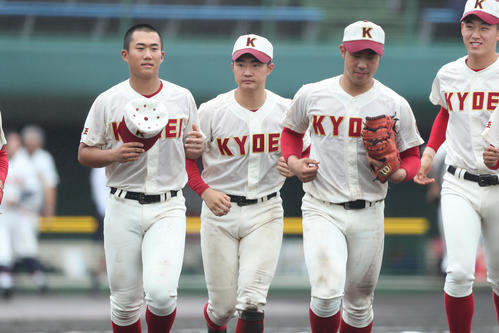 勝利し、スタンドへ挨拶に行く春日部共栄・村田賢一(中央)（撮影・佐田亮輔）