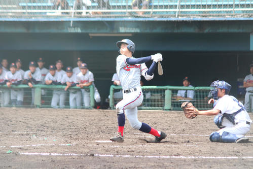 須知対京都国際　5回裏1死一塁、左越えに2ランを放つ京都国際・上野（撮影・柏原誠）