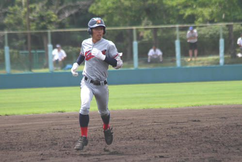 須知対京都国際　5回裏1死一塁、左越え2ランを放った京都国際・上野（撮影・柏原誠）