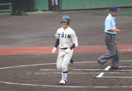 桐蔭学園対横浜立野　初回、公式戦初打席初本塁打を放った桐蔭学園の1年生・木本（撮影・金子真仁）