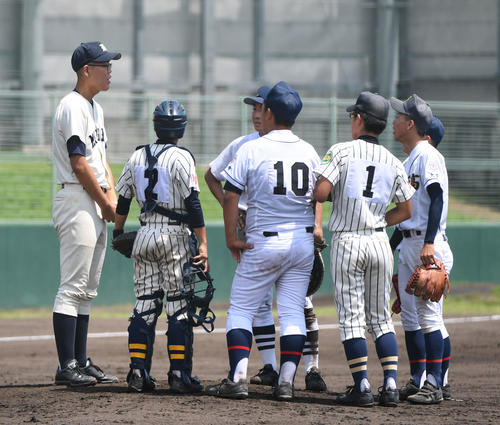 渋谷対五校連合　7回表渋谷無死一、二塁、マウンドに集まる五校連合の選手（撮影・奥田泰也）