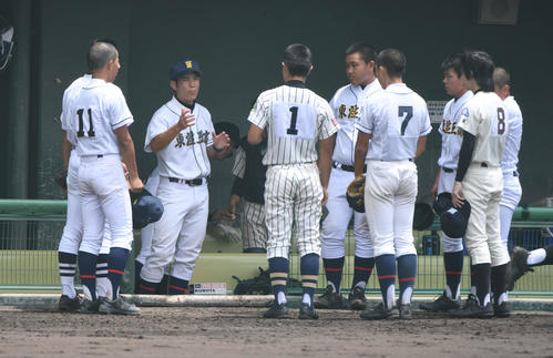 渋谷対五校連合　1回選手に指示を出す五校連合の藤井雅浩監督（撮影・奥田泰也）