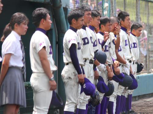 北嵯峨対同志社　初戦敗退し整列する同志社ナイン（撮影・柏原誠）