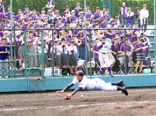 北嵯峨対同志社　7回裏、同志社応援団の前で打球を追い飛び込む北嵯峨・山口（撮影・柏原誠）