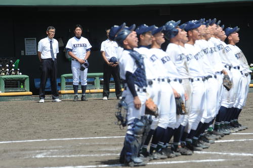 佐賀北対鹿島　就任後初の夏勝利を挙げた佐賀北・久保監督（左から2人目）は校歌を歌うナインを見守る（撮影・浦田由紀夫）