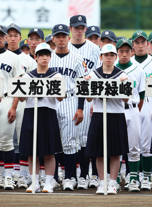 開会式に臨む大船渡・佐々木（後方中央）ら出場選手たち。（2019年7月11日撮影）