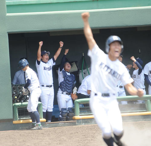 佐賀北対鹿島　5回表、2得点を挙げた瞬間、佐賀北・久保監督（中央左）がベンチでガッツポーズ。右手前は生還した宮口（撮影・浦田由紀夫）