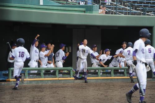 11回表に2点を勝ち越し歓喜する三塁側ベンチの龍谷ナイン（撮影・浦田由紀夫）