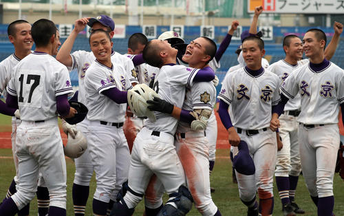 富士対文京　延長の末にサヨナラ勝ちし、喜びを爆発させる文京の選手たち（撮影・大野祥一）