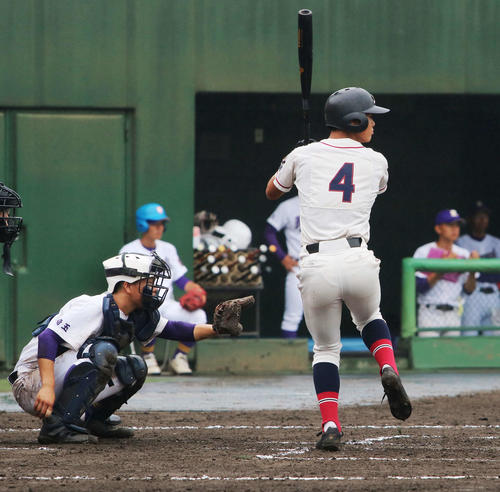 4回、無死三塁で中前適時打を放つ聖望学園・三井佑真（撮影・佐藤成）