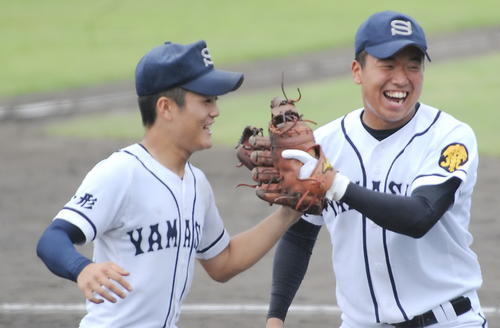 新庄南対山形商　山形商エース布施（左）は5回を1安打無失点に抑え、三沢一塁手とタッチをかわす