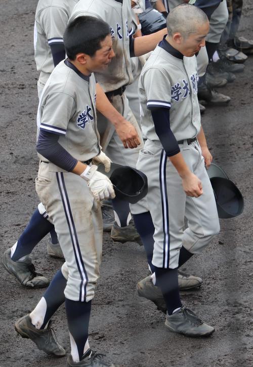 秋留台対東学大付　逆転負けを喫し、顔をゆがめる東学大付の主将・青島（左）（撮影・古川真弥）