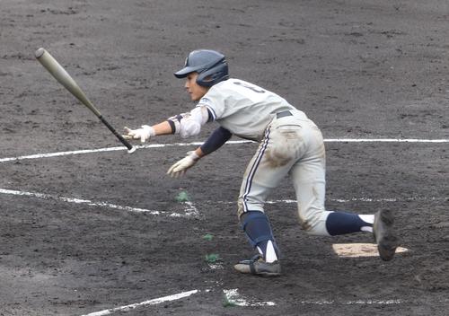 秋留台対東学大付　5回裏東学大付無死走者なし、三塁内野安打を放つ青島（撮影・古川真弥）