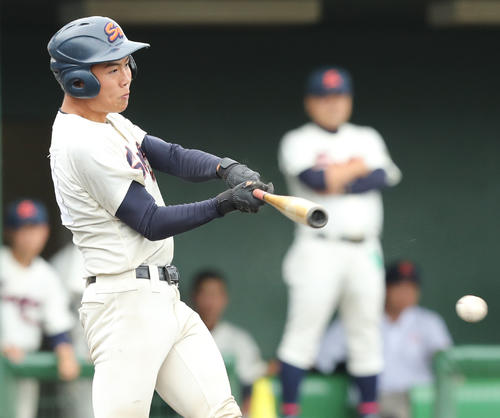 4回表いわき総合無死、左前打を放つ斎藤カズ