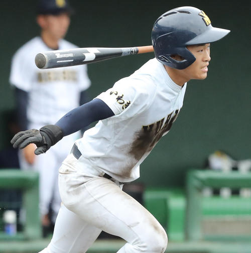 福島明成対湯本　7回裏湯本無死二、三塁、中前2点適時打を放つ江尻