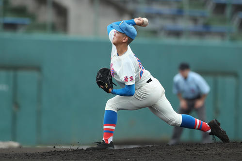 二番手で登板する花咲徳栄・岩崎（撮影・佐田亮輔）